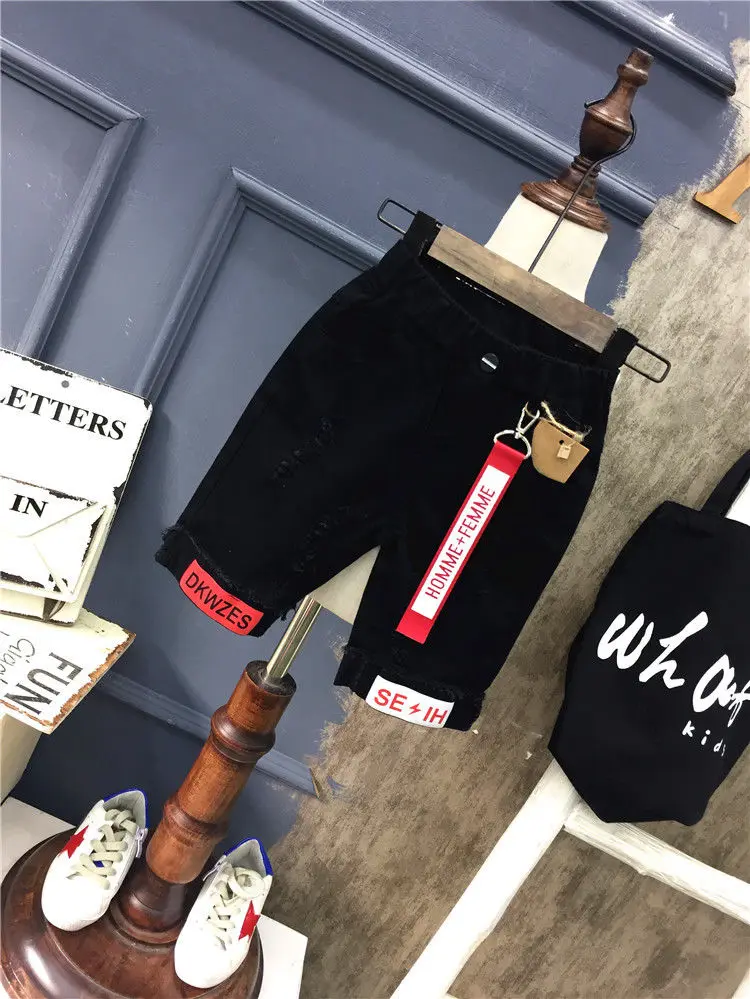 Denim-Shorts für Jungen, neue koreanische Version, Kinderkleidung, hübsche Jeans, perforierte Fünf-Viertel-Hosen