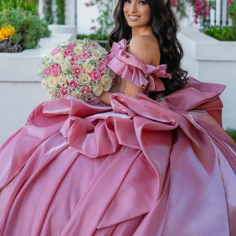 Robe Quinceanera en Satin rose, épaules dénudées, dentelle superposée, décalcomanies à paillettes, longue queue, nœud, robes de 15 Quinceanera ﻿ Personnaliser