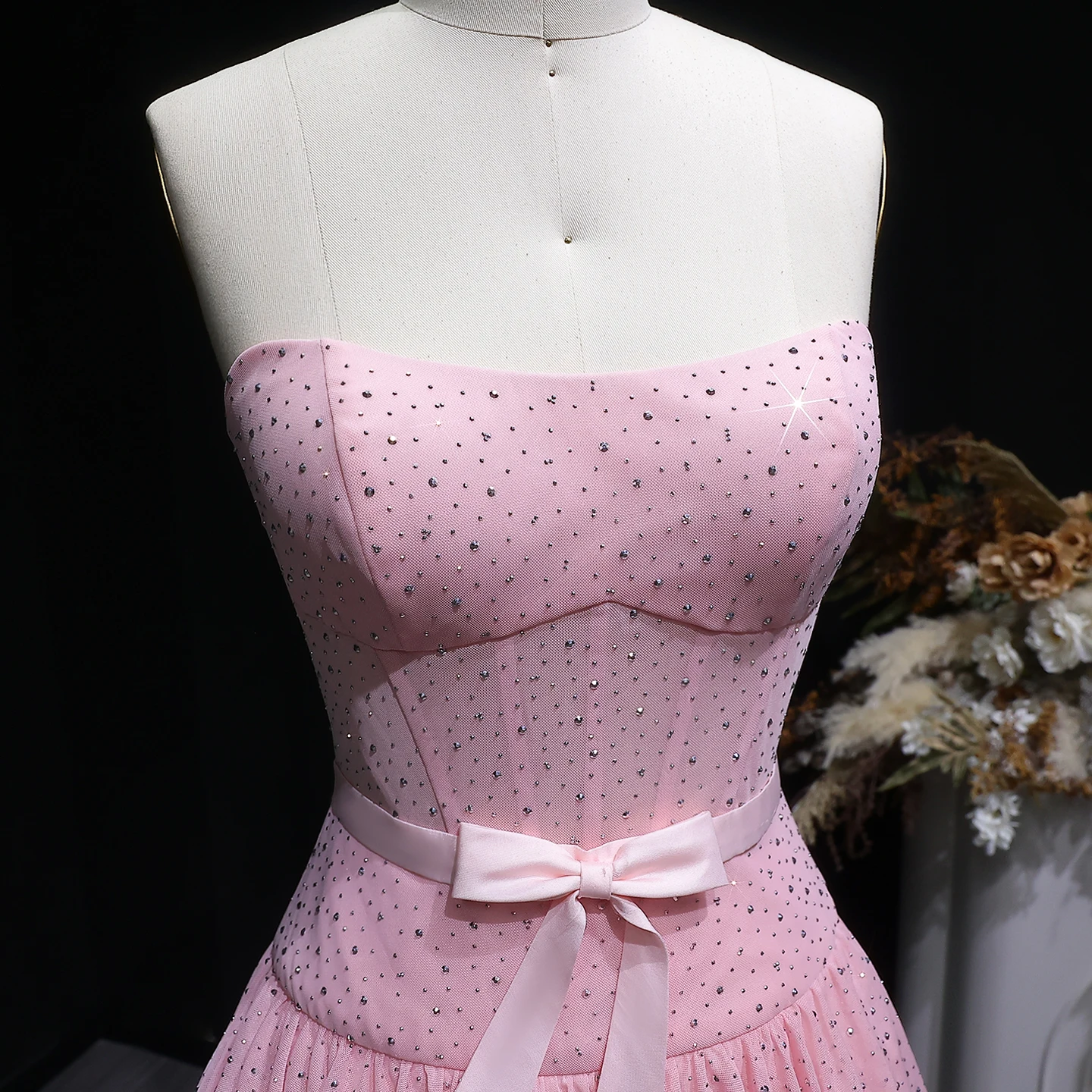 Sharon Said Rosa trägerloses Strass-Homecoming-Kleid, gestuftes Tüllkleid mit Satinschleife, Dubai Cocktail-Abschlussball-Partykleid RM134 Maßanfertigung – Detail 7
