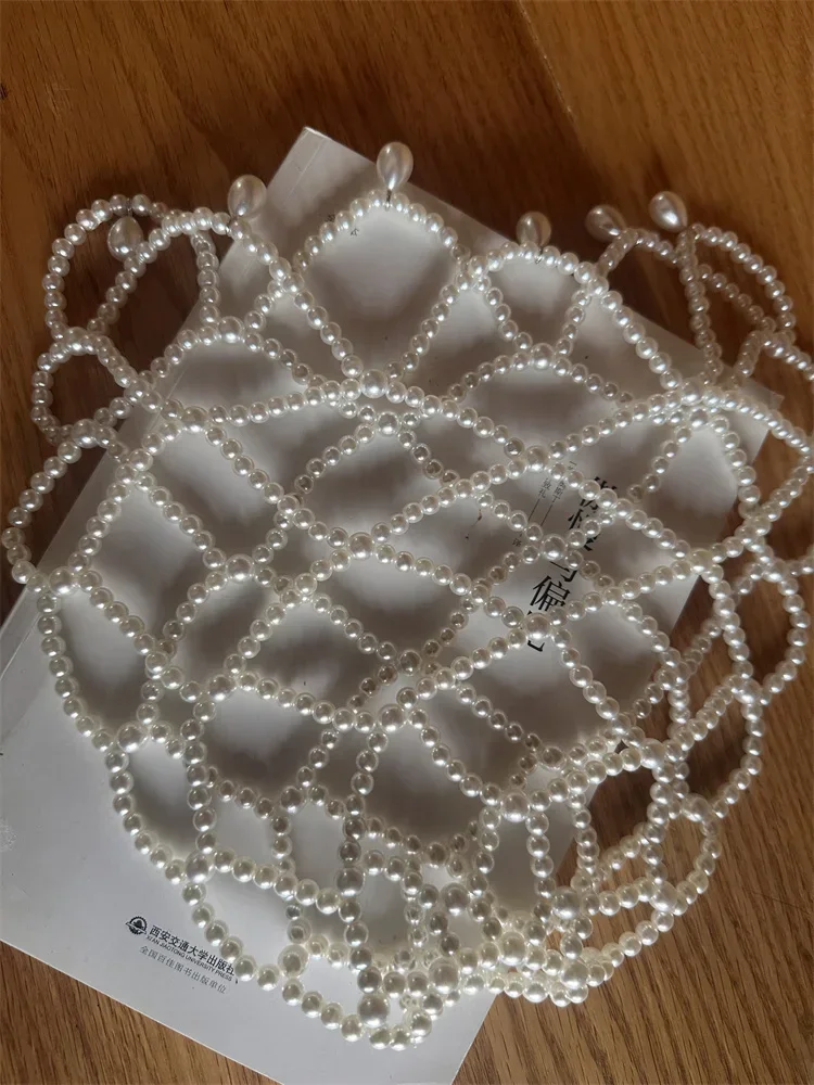 قبعة نسائية صيفية عصرية موديل 2025 مصنوعة يدويًا من اللؤلؤ الشبكي المحبوك