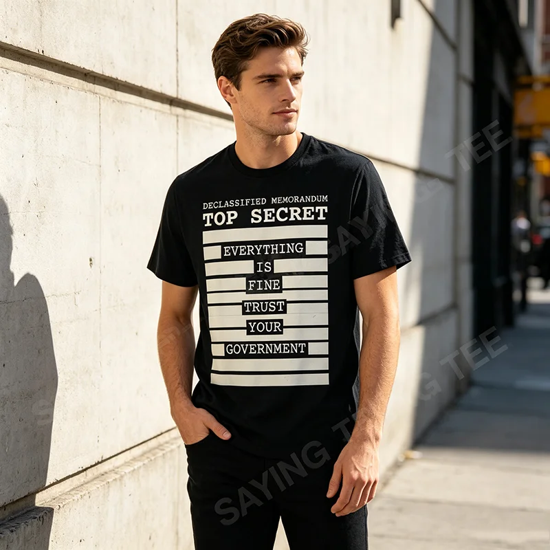 Alles ist in Ordnung, vertrauen Sie Ihrem Regierung, lustiges Herren-T-Shirt „Redacted“ im Y2k-Stil, für alle politischen Skeptiker, Libertarianer, die so sagen: „Y2k Calling All Political Skeptics, Libertarians Saying Tee“ – Detail 4
