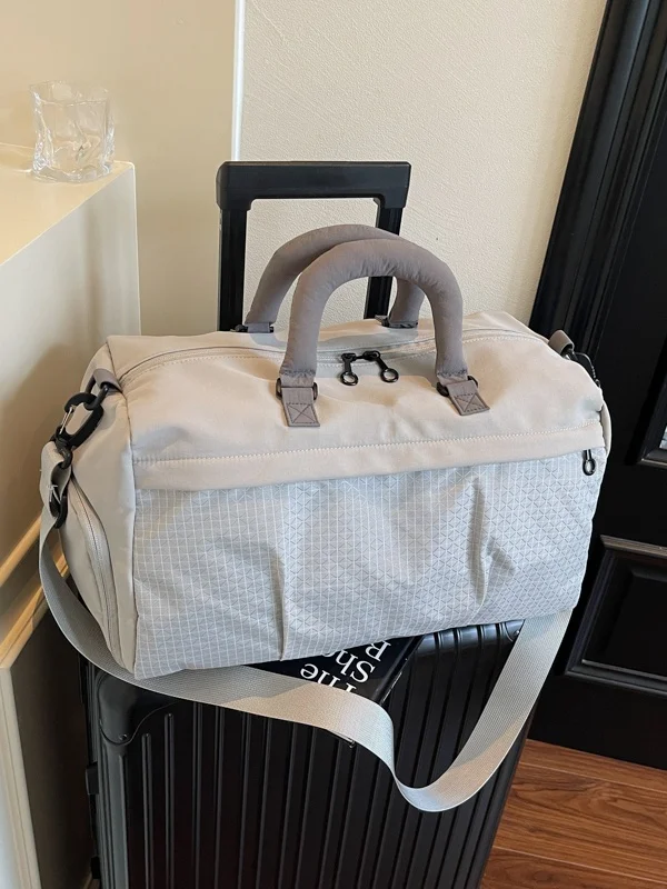 

Large Capacity Fashionable Lightweight Travel Bag for Men And Women Sports Fitness Crossbody Handbag Short Trip Storage Lugga...