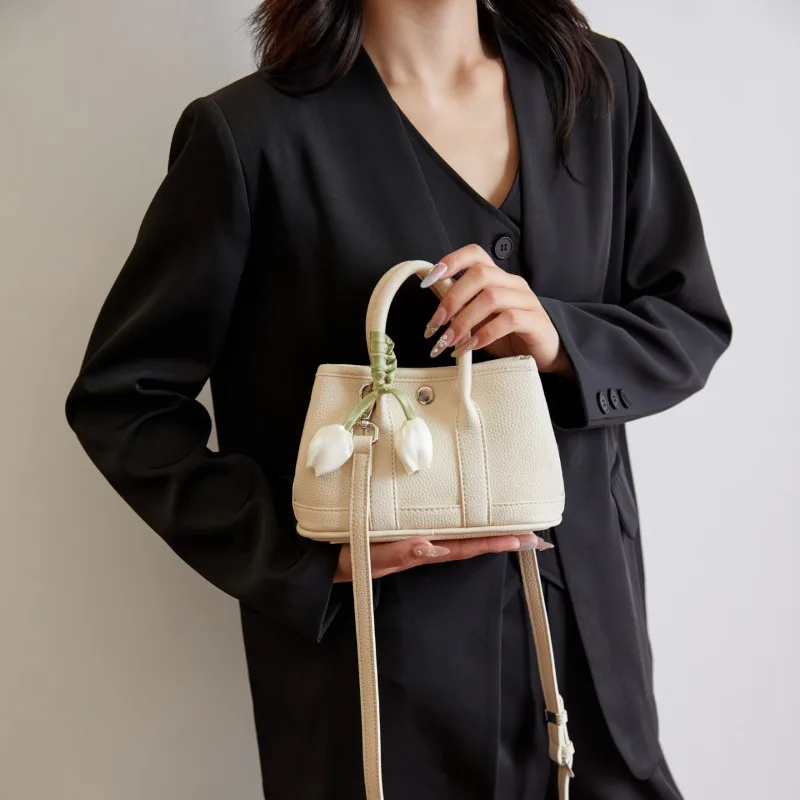 

Стильная высококачественная минималистичная винтажная кожаная сумка через плечо для женщин большой вместимости и модным дизайном с буквенным логотипом