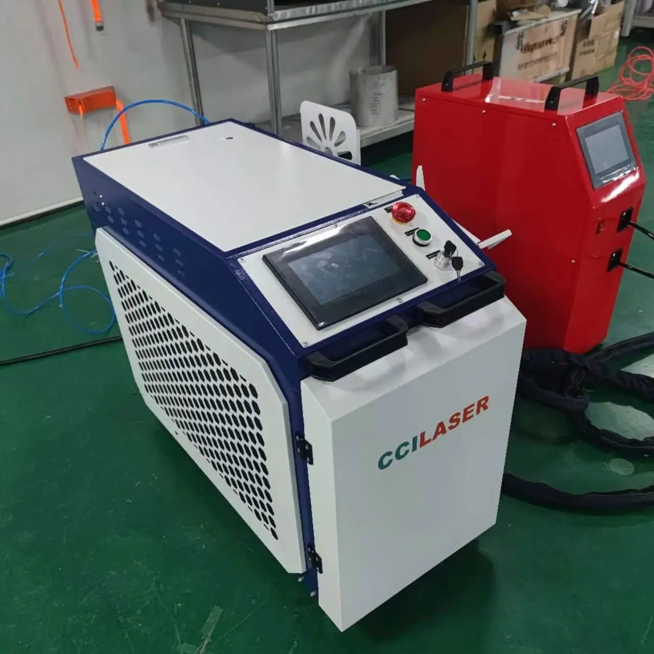 

Портативный ручной волоконный лазерный сварочный аппарат 4-в-1, 1500 Вт/2000 Вт, для металла, 3-в-1, ручная лазерная сварка