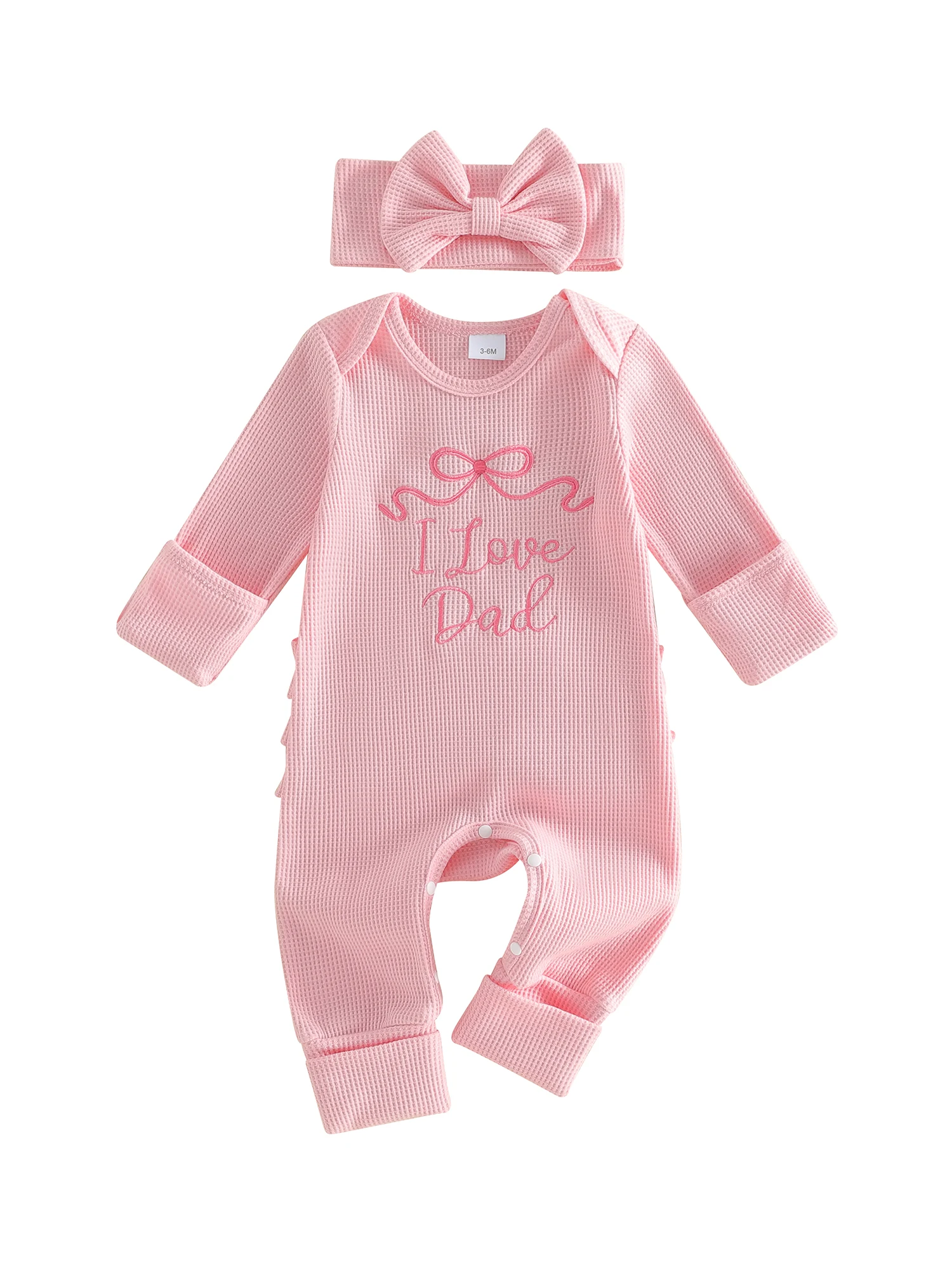 

Наряды на День отца для маленьких мальчиков: комбинезон с длинными рукавами, круглым вырезом, вышивкой в виде банта, шапочкой и носками.