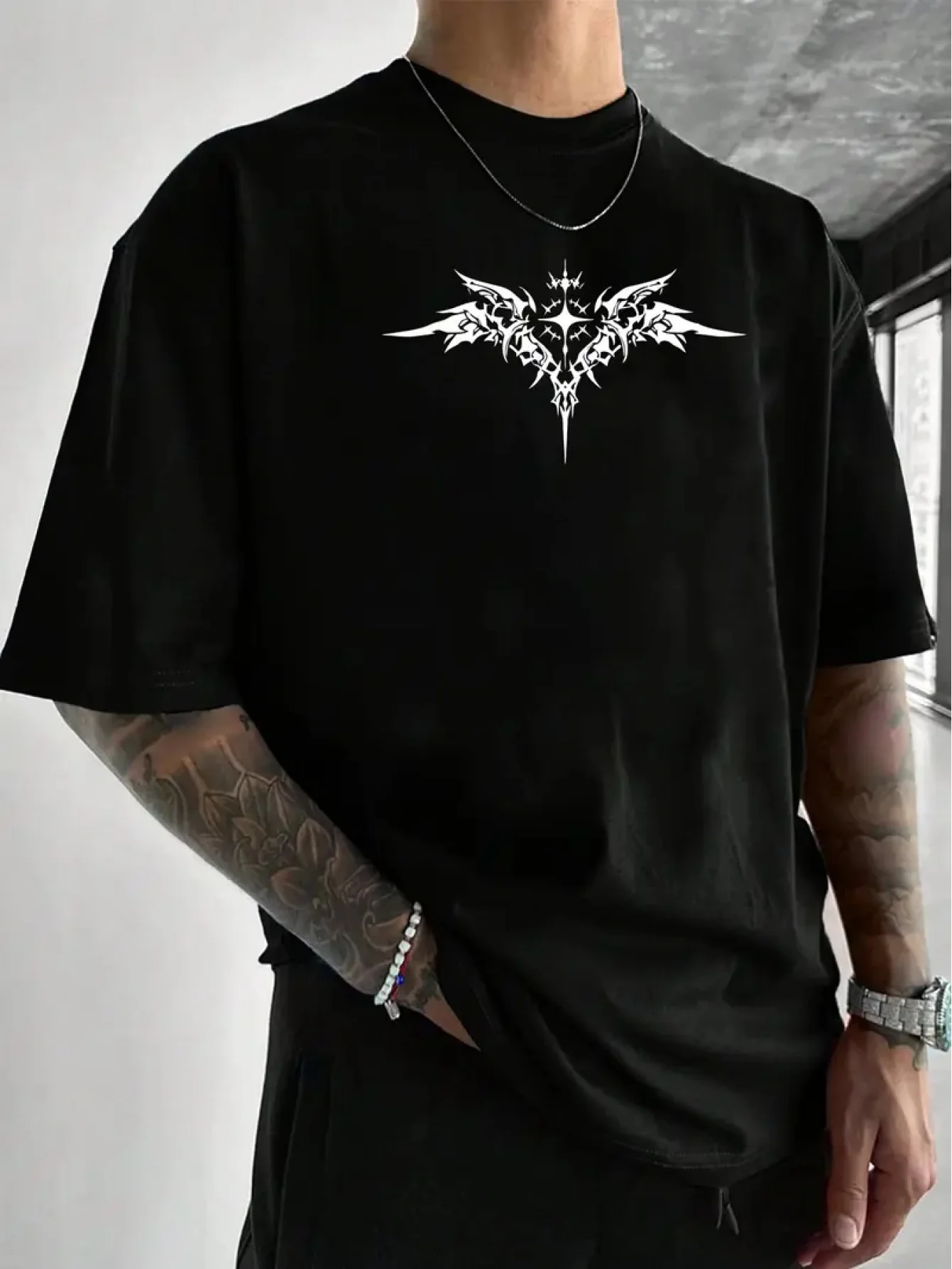 Gothic Thorn Cross Wing Grafikdruck 100% Baumwolle Herren T-Shirt für Sommer-Streetwear und Alternative Eleganz – Detail 5
