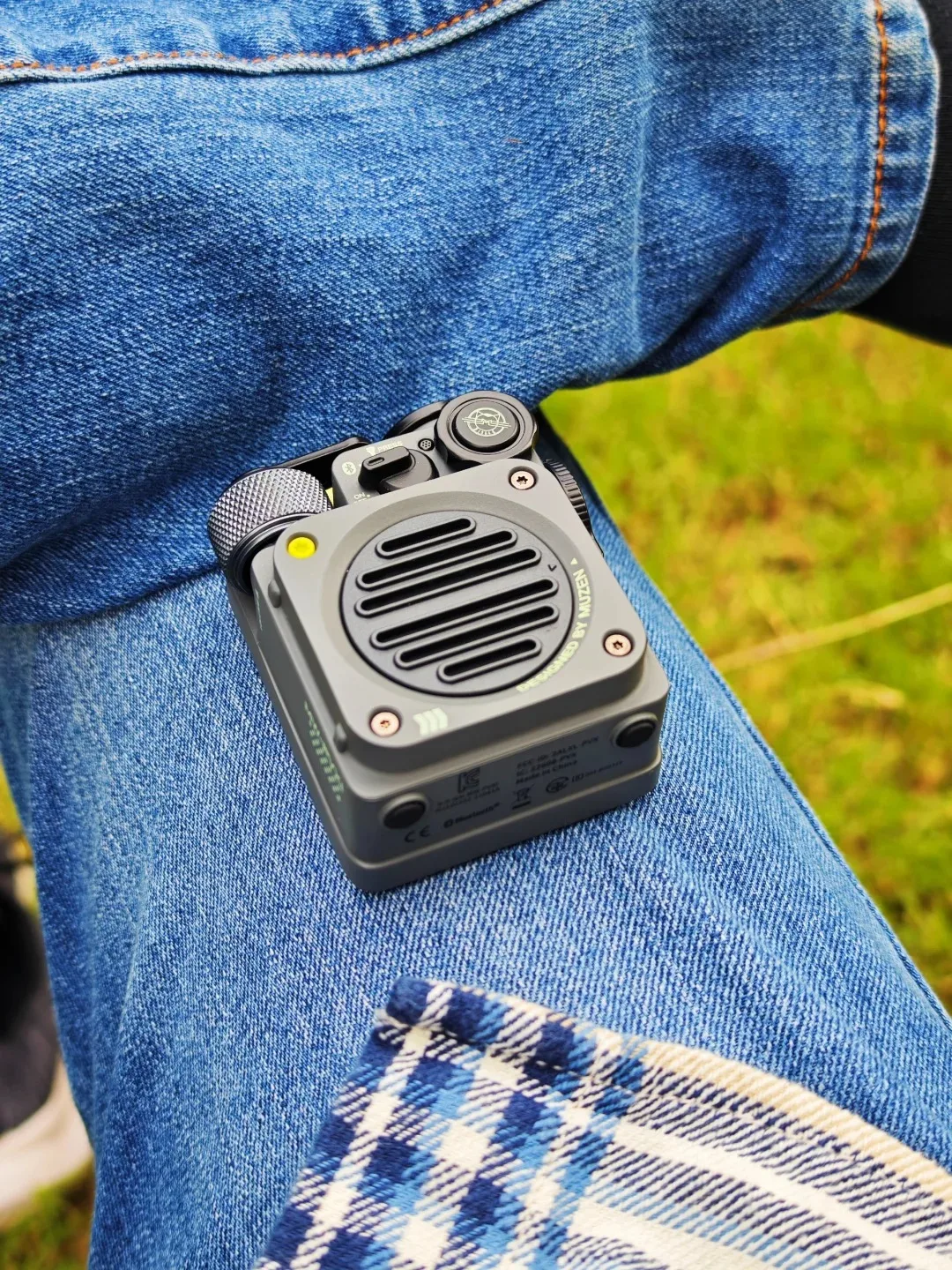 MUZEN Wild MIni سماعة لاسلكية تعمل بالبلوتوث المتكلم الحضرية رمادي راديو FM التخييم في الهواء الطلق المحمولة AI الذكية مكبر صوت معدني مصباح يدوي MW-PVX