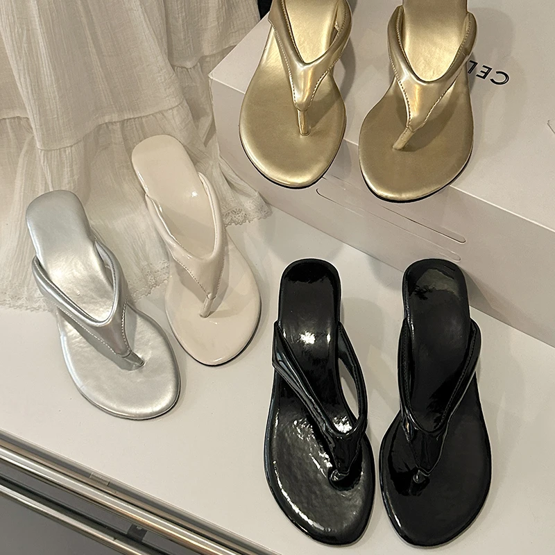 chinelo-feminino-plataforma-anabela-com-salto-grosso-e-dedo-aberto-para-o-verao-moda-e-conforto