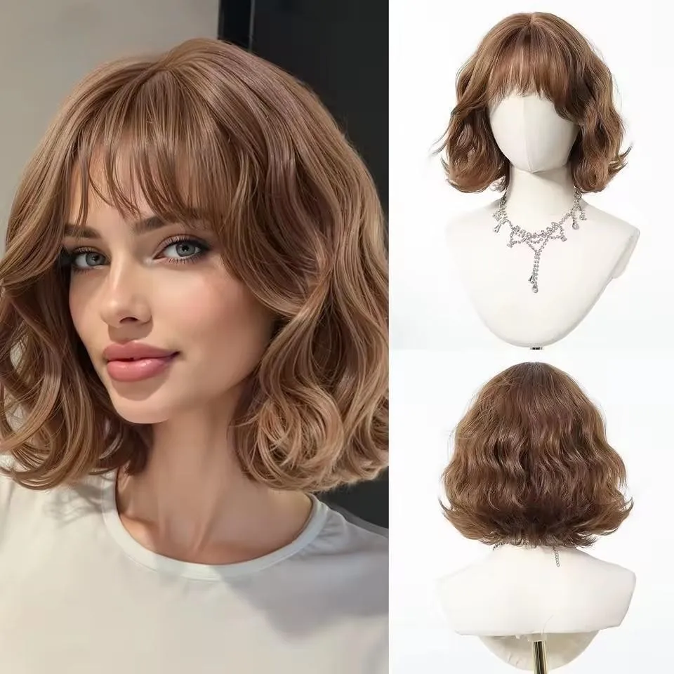 Krótkie Falowane Brązowe Syntetyczne Peruki z Grzywką Ciemnobrązowe Peruki Bob z Grzywką Lolita