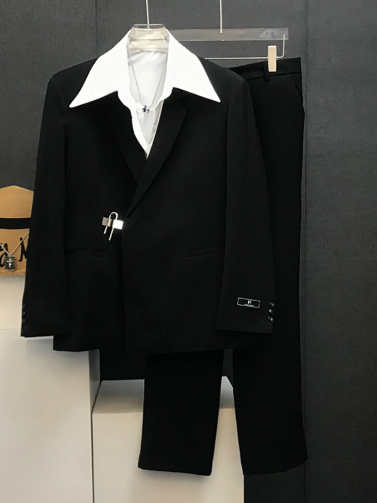 

High-End Metal Lock Men's Casual Suit Jacket Loose Fit Trendy Design Youth Popular Spring Autumn Wear Single Button Closure