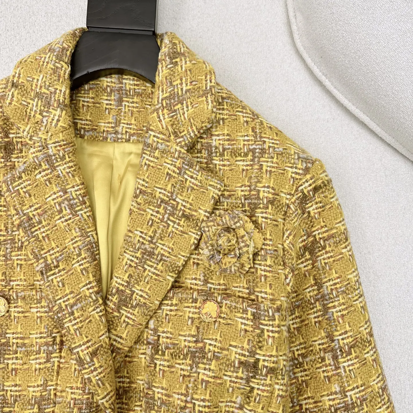 El último conjunto de temperamento de alta sociedad para otoño e invierno de 2025, con chaqueta tejida con decoración floral y falda acampanada.