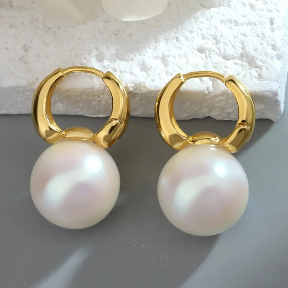 New In Imitation Pearl Hoop Earrings Women Fashion Minimalist Style Copper Ear Buckle Light Luxury Wedding Earring Accesories image 2