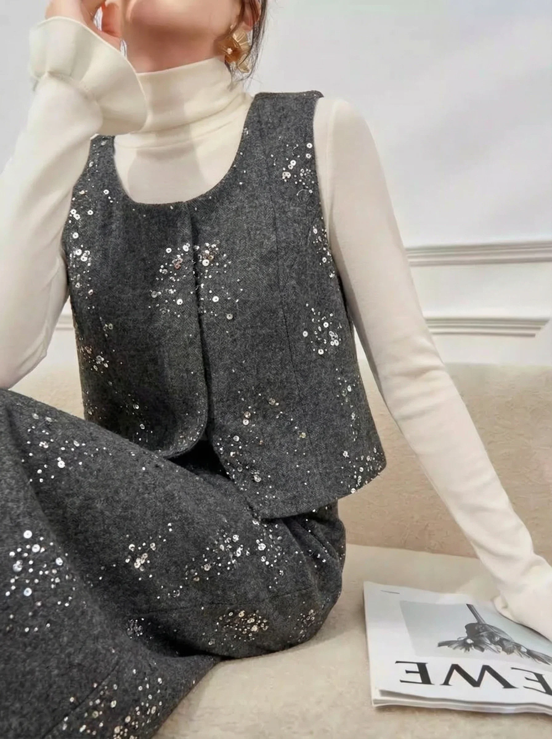 

Комплект из жилета с пайетками и юбки для женщин: модная весенняя коллекция, высокая талия, фасон «груша», круглый вырез, застежка на пуговицах, свободный крой