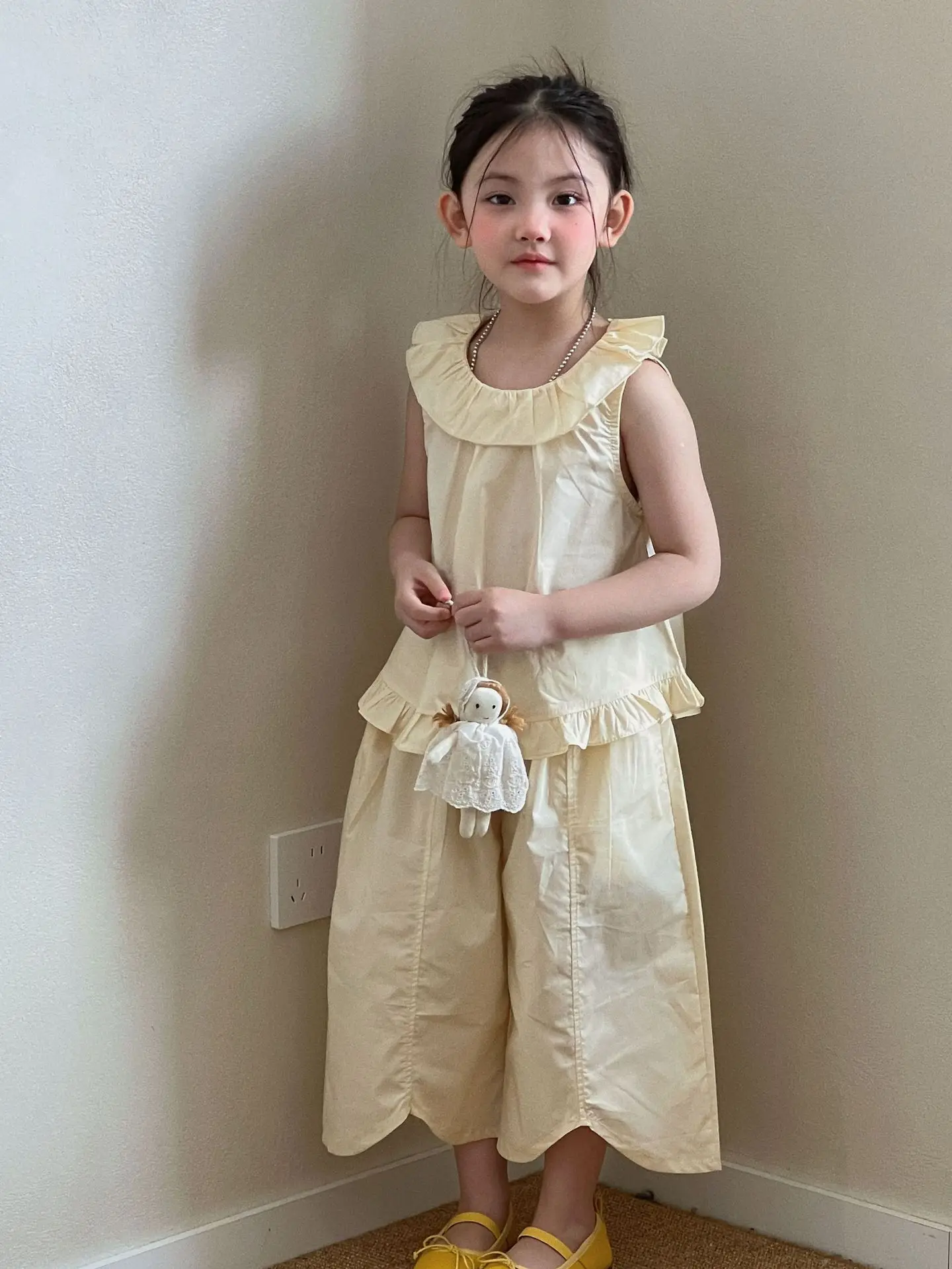 

2026 Summer New Girls' Clothing Set Cute Sleeveless Ruffled Collar Tank Top Casual Straight-Leg Pants 2-Piece Outfit for Girls