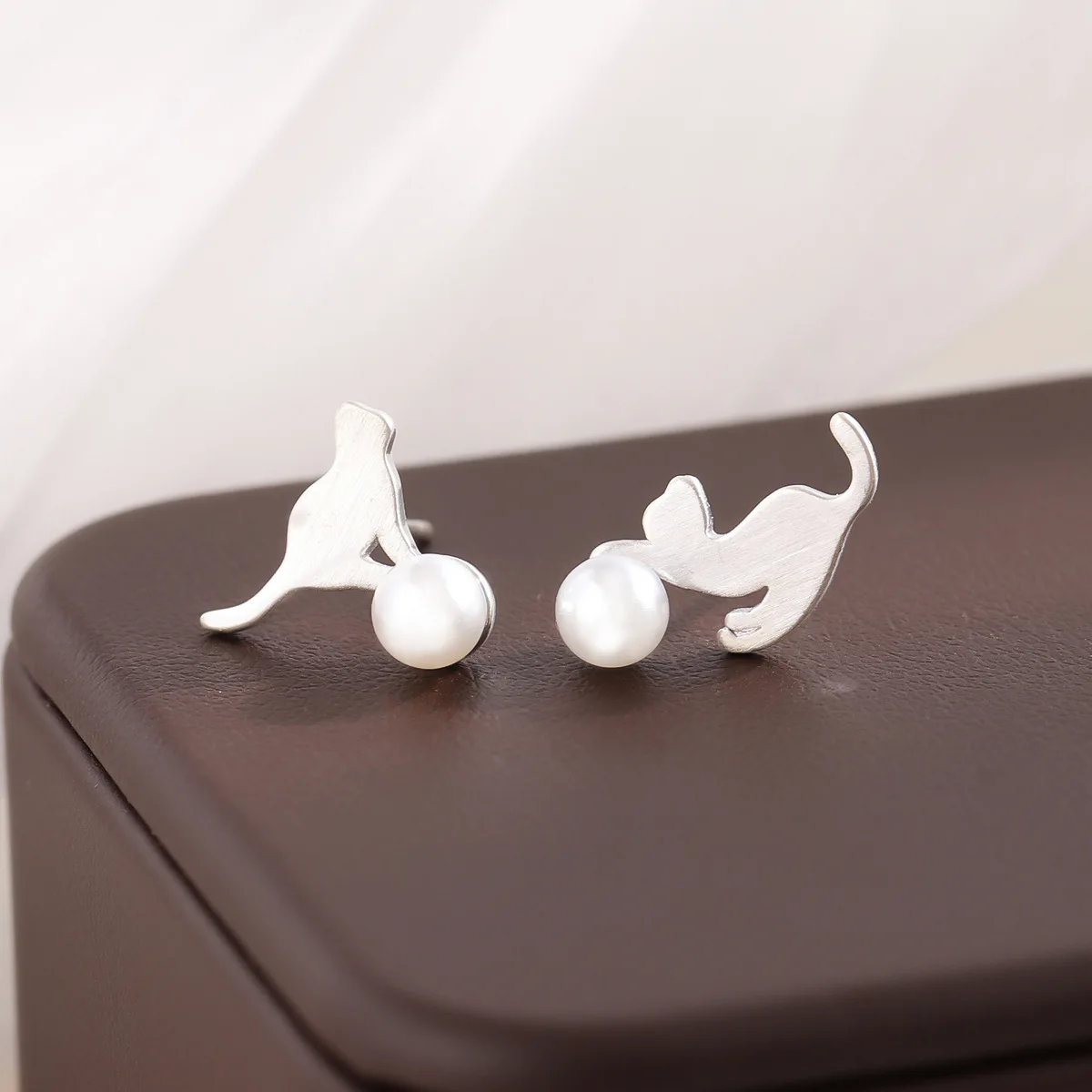 

Hot Beautiful Distinguished Noble 925 Sterling Silver Jewelry Cute Animal Pearl Cat Female Earrings E077