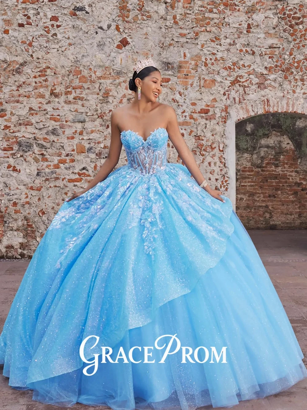 فستان Quinceanera بدون حمالات من التول باللون الأزرق السماوي الساحر، فستان رسمي متألق ومزين لعيد الميلاد، ثوب حفلة مذهل بطول الأرض