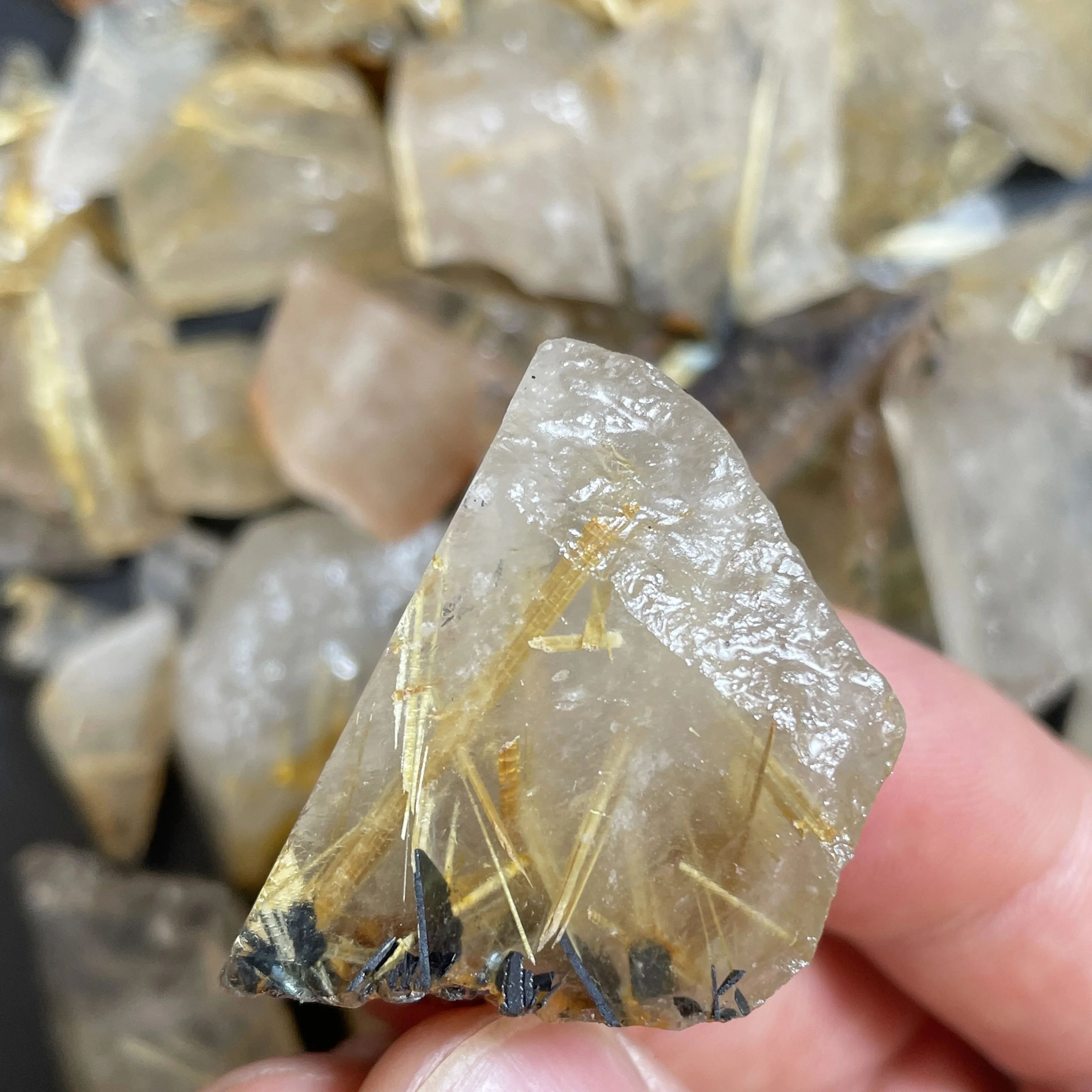 265g Natural Oiling Unpolished Raw Golden Quartz Rutilated Specimen Leftover Material Crystal Rock Decor Healing Stone 01