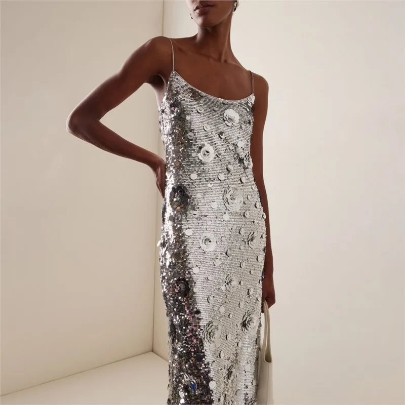 Um vestido halter leve e luxuoso com prata de girassóis e lantejoulas cobrindo as nádegas