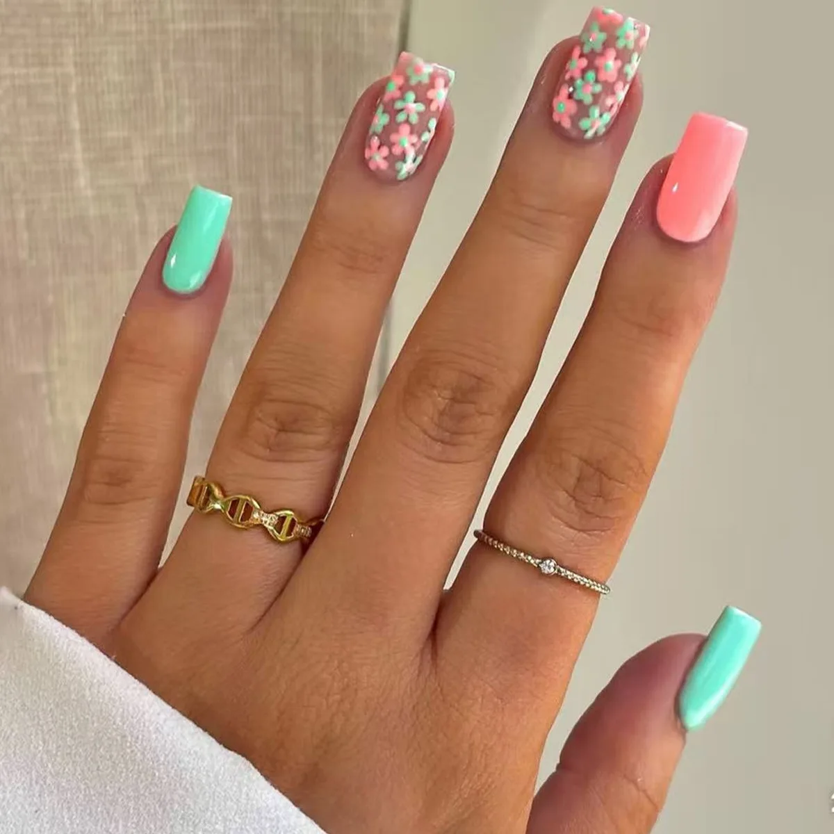 

24PCS Pink Mint Press on Nails Short Square Fake Nails with Hand Painted Mini Flower Pattern Details Cute Pastel Summer Nail Art