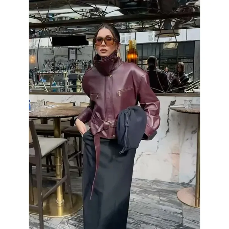 แจ็คเก็ตหนังสีเบอร์กันดีสำหรับผู้หญิง ทรงเข้ารูป คอตั้ง ติดกระดุมแบบผูกเชือก ซิป แจ็คเก็ตทรงบอมเบอร์ สไตล์ลำลอง แฟชั่นไฮสตรีท