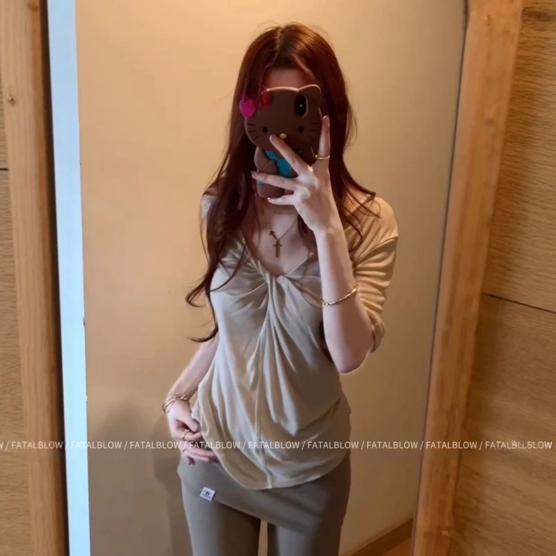 [Factory Spot] Korean Kink V-neck Short-sleeved T-shirt for Women with Beautiful Temperament Commuting, Slim and Thin Design Top