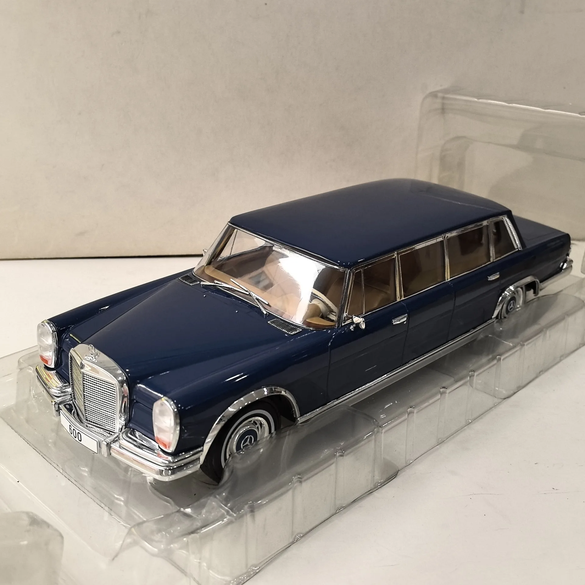 Diecast MCG 1/18 Scale BENZ 600 Extended Scale Alloy Car Model Collectible Toy Gift Souvenir Display Ornament