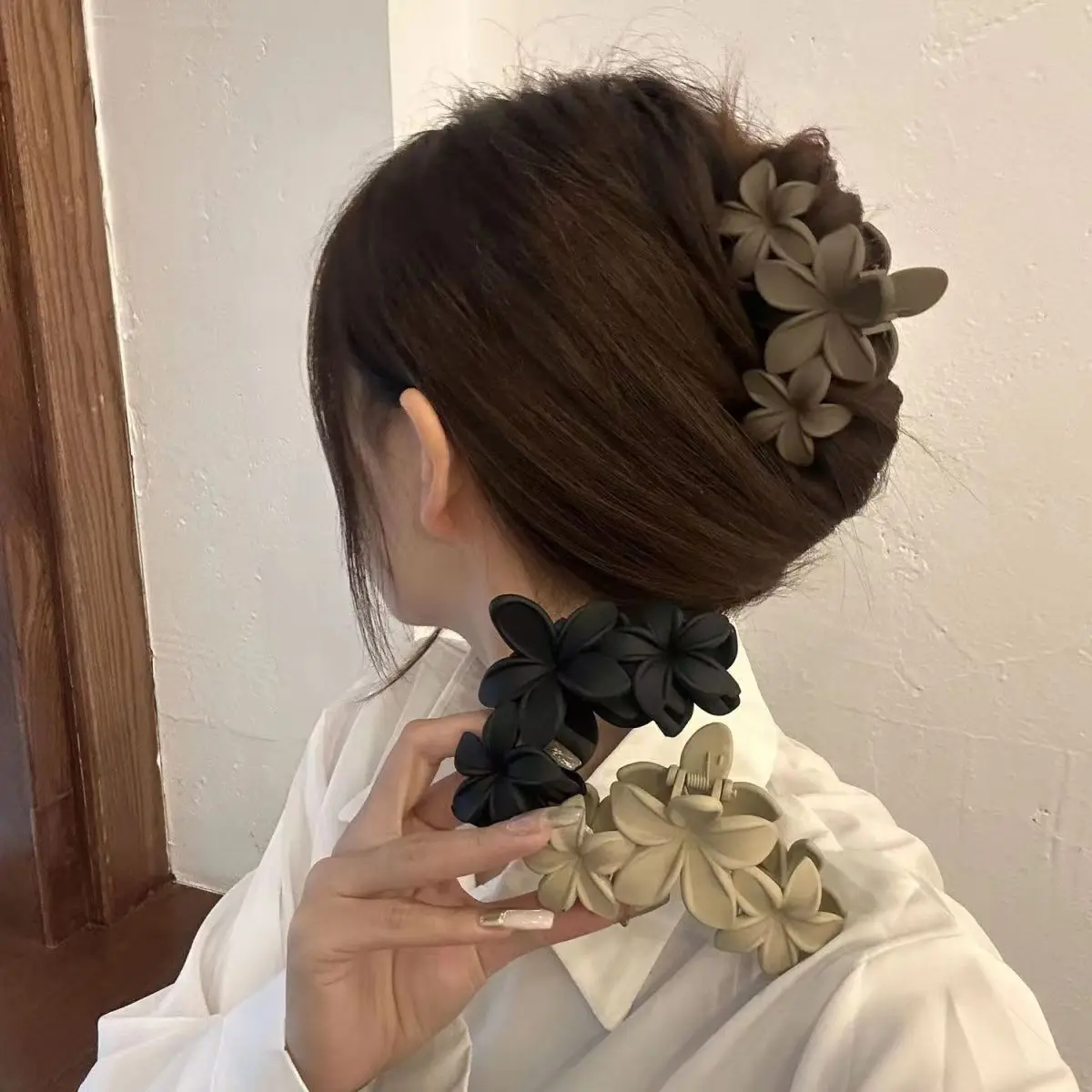 

1 Pc Flower Shark Clip Non-Slip Matte Hair Clip Light Luxury Elegant Style Flower-Shaped Headdress for Women Girls