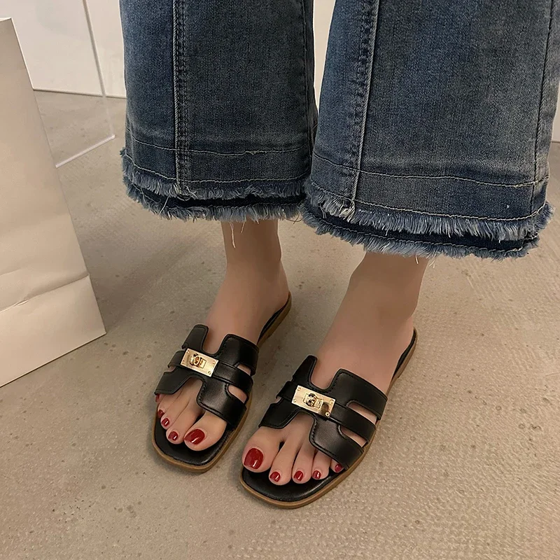 2024 Hot Sale Women Slippers Open Toe Flat Shoes Metal Decoration Designer Women Mules Brand Fashion Show Slippers Women Sandals