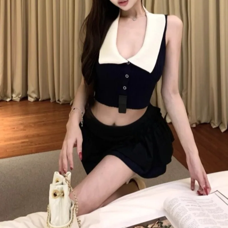 

Новинка лета 2025 года, тонкие вязаные топы на бретелях с отложным воротником и пуговицами для женщин + плиссированная мини-юбка с высокой талией, костюм из двух предметов
