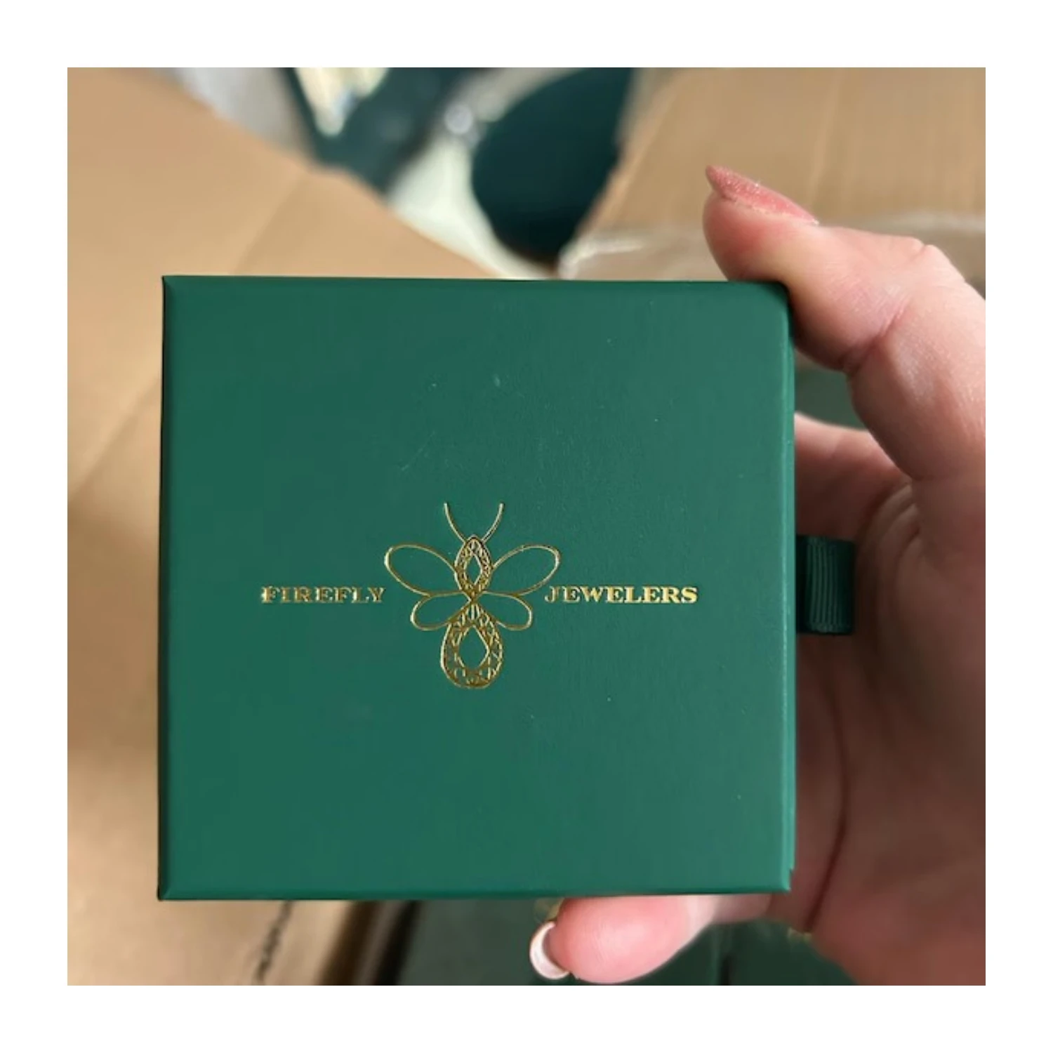 

Персонализированная фиолетовая шкатулка для драгоценностей из 20 шт. с мешочком из микрофибры: набор упаковки с логотипом