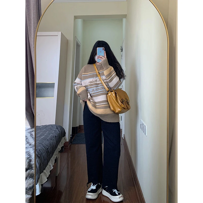 

High Waist Loose Fit Bla Denim Jeans for plus Size Women with Frayed Hem Split Design Illusory Slimming And Tall Nine-Piece