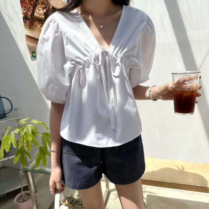 REALEFT Lente Zomer Bladerdeeg Mouw V-hals Damesblouses 2025, Nieuwe Korte Mouw Casual Losse Vetershirts voor Dames