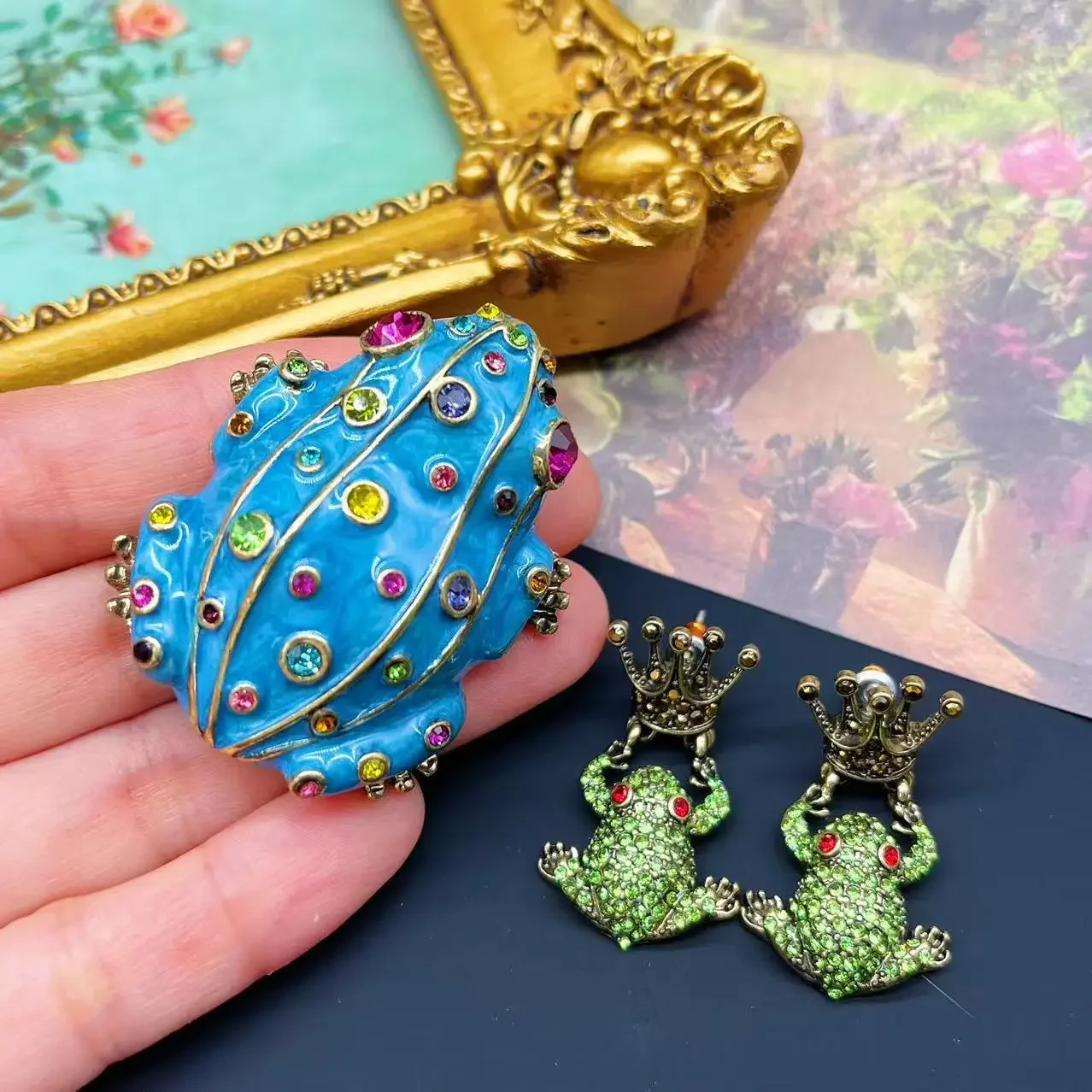 Qingdao Zhonggu Ornament Vintage Enamel Color Luxury Animal Frog Sky Blue Brooch Crown Earrings