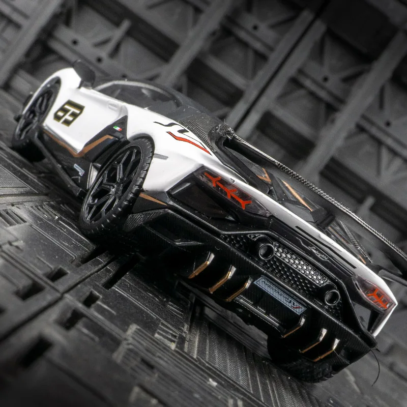 CCA 1:32 simulación Lamborghini Aventado SVJ63 coche en miniatura de aleación puertas y maletero de coche de rally se pueden abrir regalos de sonido y luz