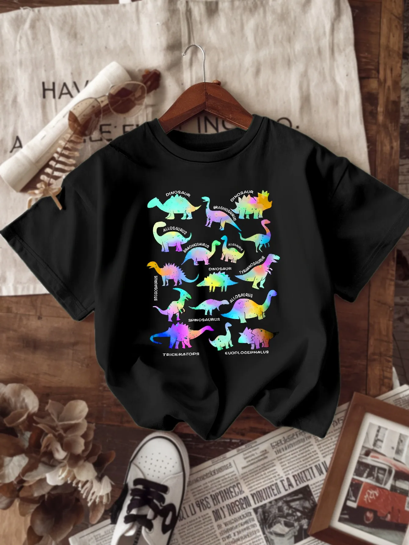 

Плюс – тренд размера! Футболка с принтом Rainbow Dino: черная футболка с яркими дино-принтами. Свободная посадка, веселая и стильная.