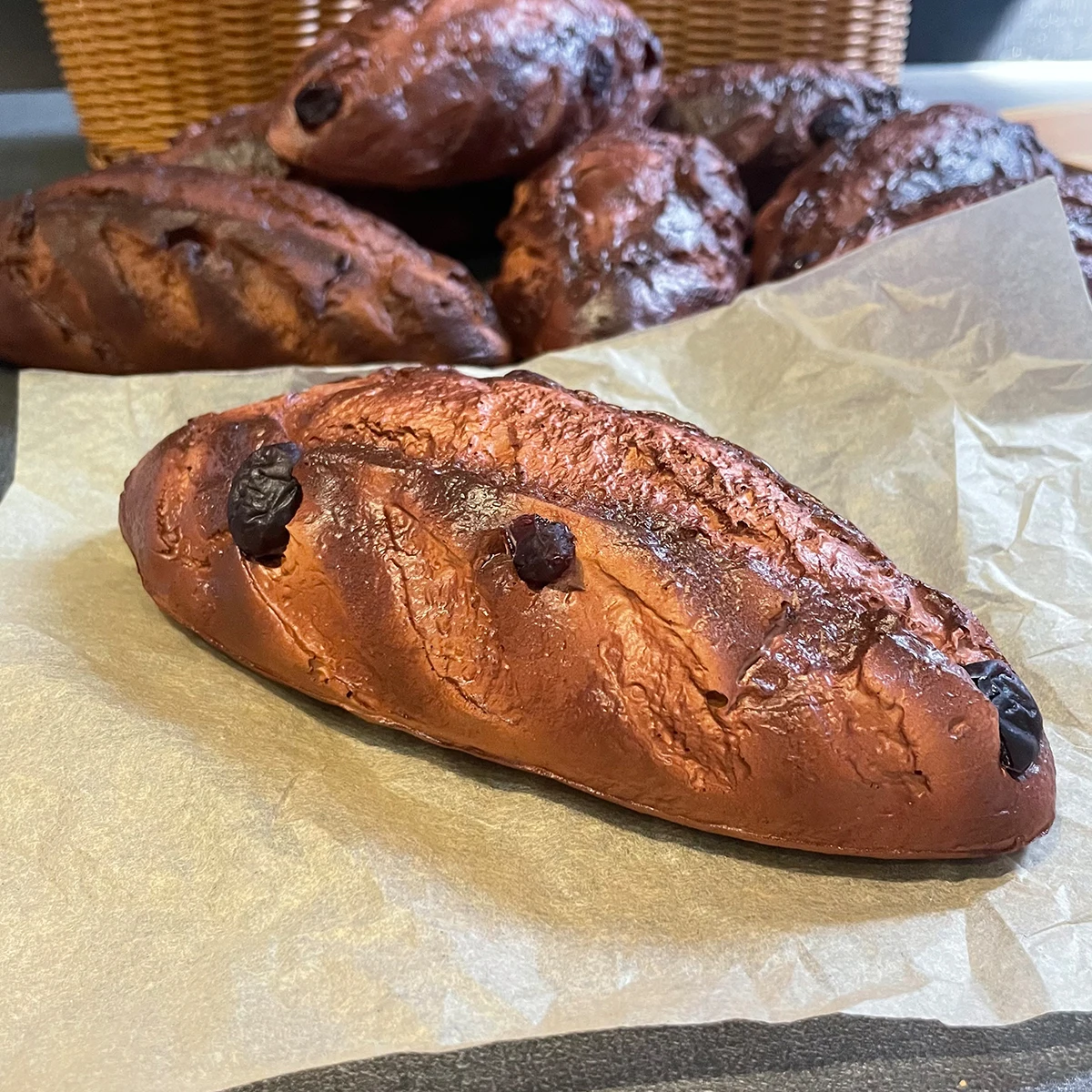 Pan de chocolate francés falso realista de PU, modelo de pastelería escamoso para exhibición de horneado, fotografía, decoración de cafetería y vídeos de comida TikTok