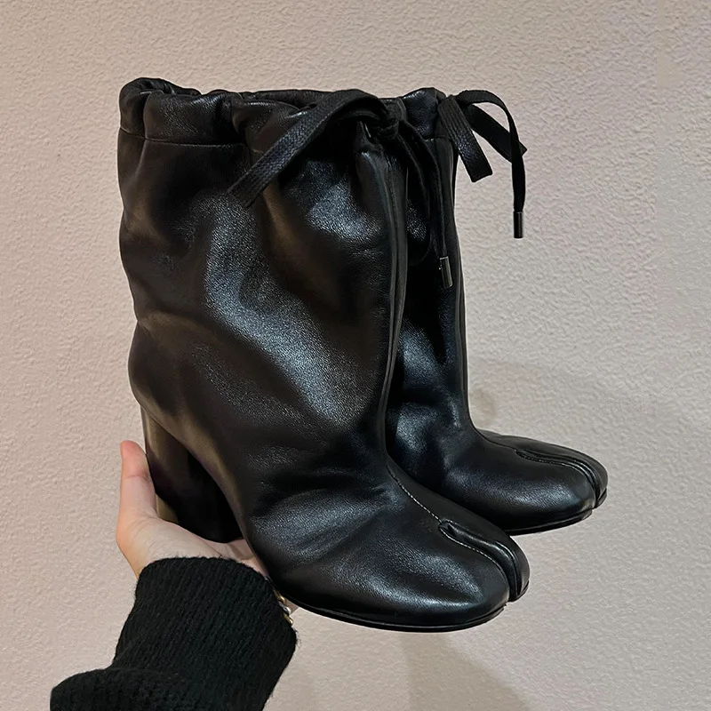 

2026 New Designer Women Tabit Boots Drawstring Chunky Heel Split Toe Ankle Boots Fashion Autumn Winter Street Style Shoes