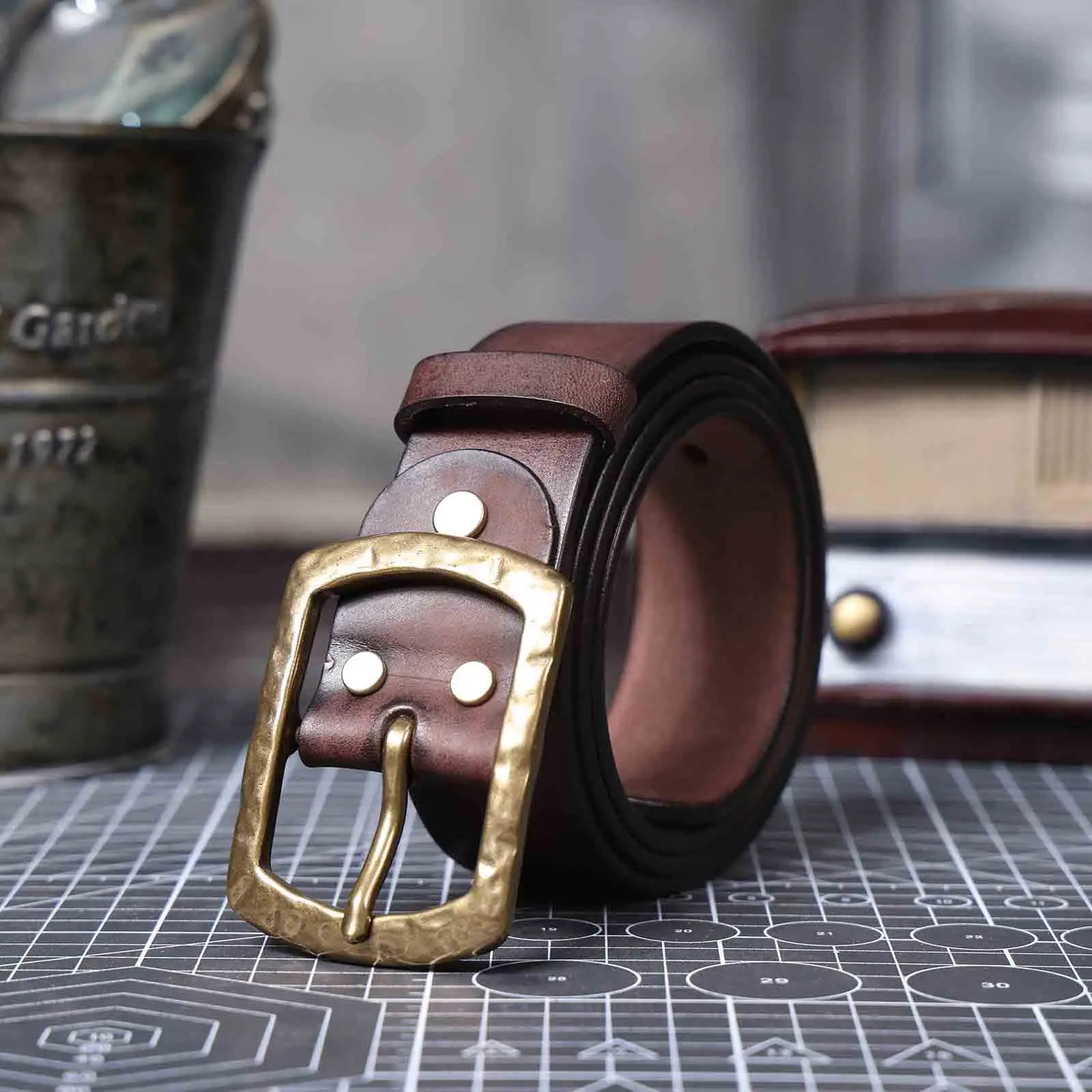 Echtleder-Herrengürtel mit massiver Messingschnalle, handgefertigter Casual-Gürtel mit Geschenkbox, verdicktes italienisches Leder – Detail 10