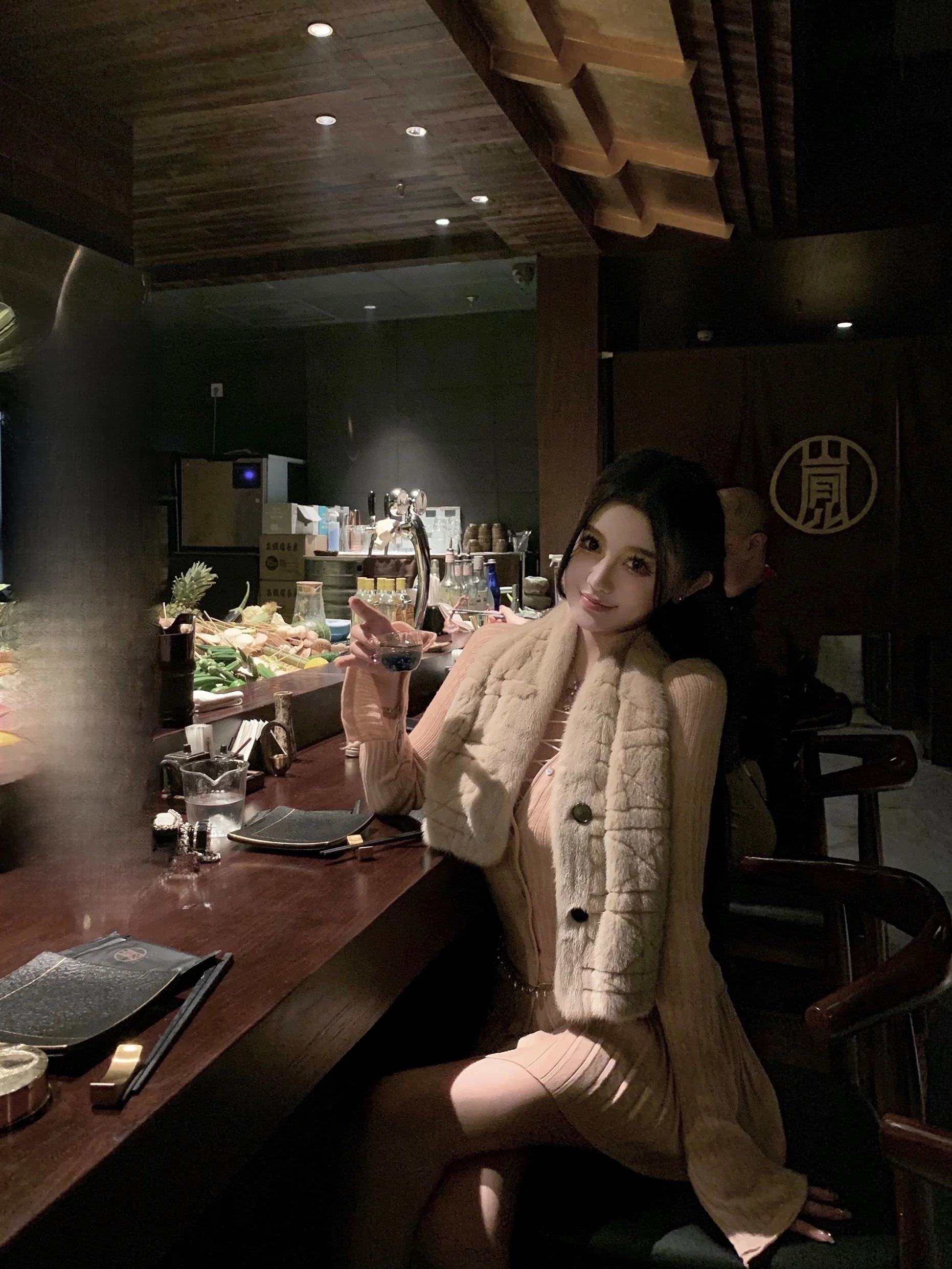 

Вязаный комплект Soft Girl: плиссированная юбка с высокой талией и вязаный кардиган с V-образным вырезом и длинными рукавами. Модный зимний образ.