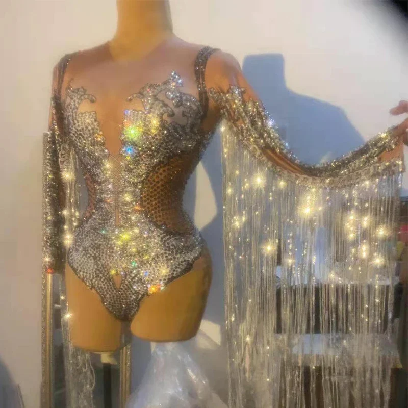 بدلة للجسم بأحجار الراين الفضية اللامعة وأكمام شرابات ترتر ثياب نسائية راقصة جوجو زي مغني المسرح الهذيان XS2738