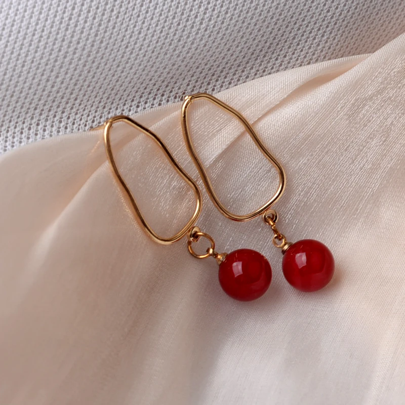 Fashion Red Beads Dangle Earrings Brief Golden Color Irregular Geometry Drop Earrings for Women Party Personality Jewelry Gift