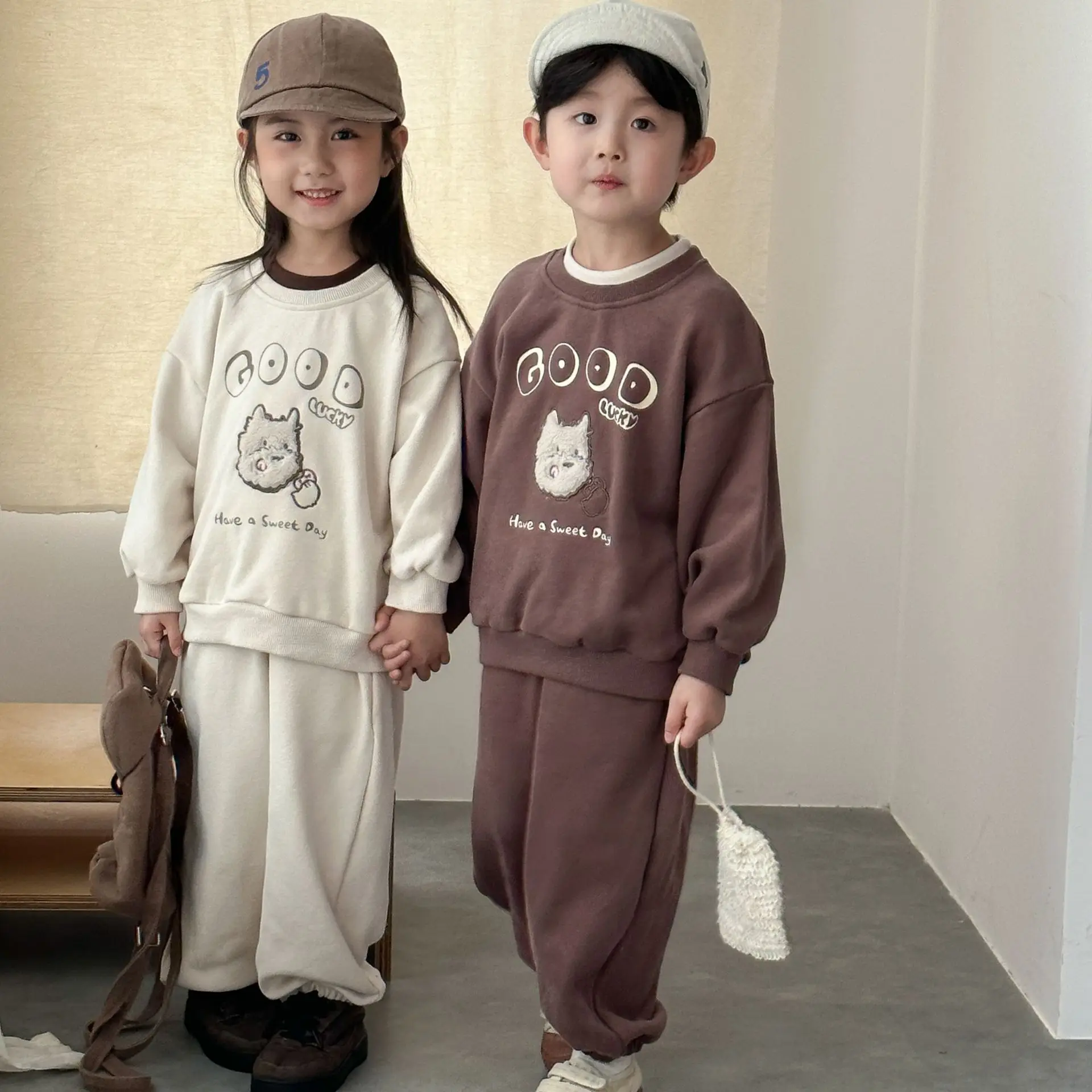 

2025 Осенний хлопковый детский свободный спортивный комплект, новый детский комплект одежды с длинными рукавами, толстовка с героями мультфильмов для мальчиков и девочек + брюки, костюм из 2 предметов