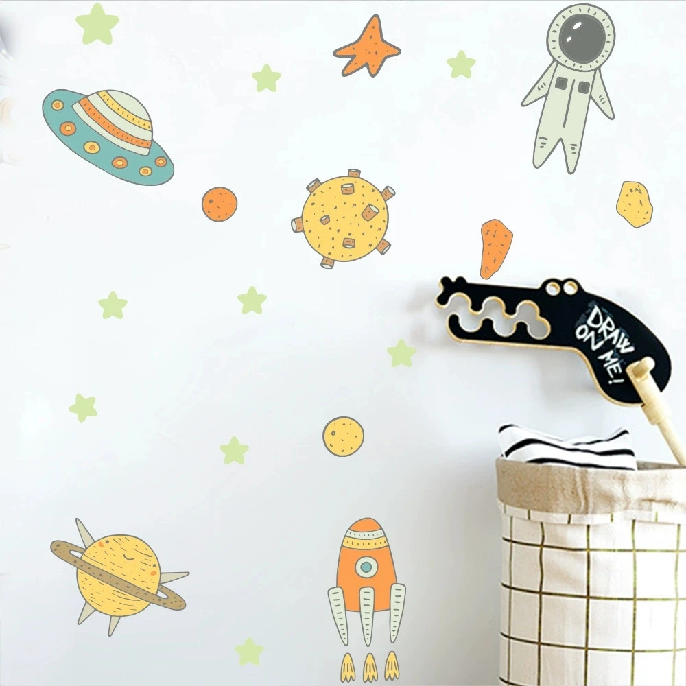 ورقة واحدة من ملصقات الفلورسنت المتوهجة في الظلام تتميز بالقمر والنجوم والفضاء ورسوم الرسوم المتحركة لرائد الفضاء، وشارات ديكور غرفة الأطفال