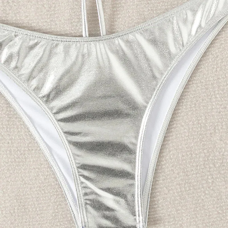 Traje de baño plateado sin espalda, conjuntos de Bikinis triangulares para mujer, traje de baño Sexy 2021, traje de baño con corte de pierna alta, Bikini con diamantes de imitación para mujer