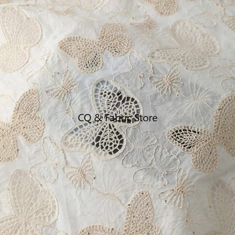 ドレスやチャイナドレスに使える、蝶の模様が施された綿刺繍生地。ファッションdiy素材として、デザイナーがメートル単位で販売。