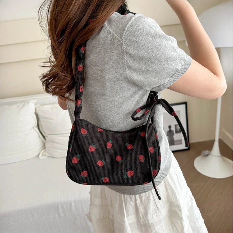 

Женская маленькая сумка подмышки, вельветовая сумка, милая маленькая сумка с клубничным принтом, дизайн в форме полумесяца, эко-тканевый кошелек, мини-сумки на плечо