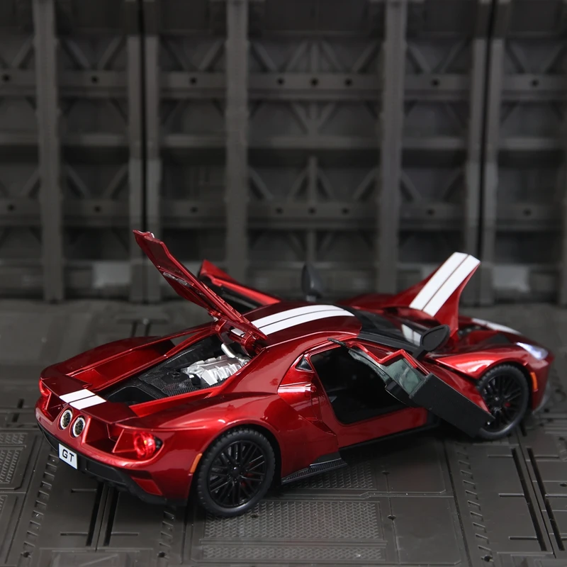 Model superauta Ford GT ze stopu metalu w skali 1:24, z otwieranymi drzwiami, maską silnika i bagażnikiem, z funkcjami dźwiękowymi i świetlnymi.