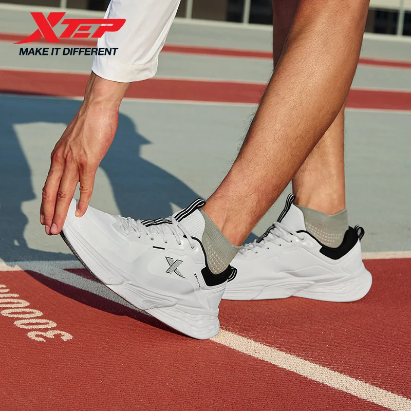 รองเท้าวิ่ง Xtep สำหรับผู้ชาย ดูดซับเหงื่อ ระบายอากาศได้ดี เหมาะสำหรับวิ่งจ๊อกกิ้ง พื้นรองเท้านุ่ม ยืดหยุ่น สวมใส่สบาย รองเท้าผ้าใบแบบมี Air Cushion รุ่น 877319110023