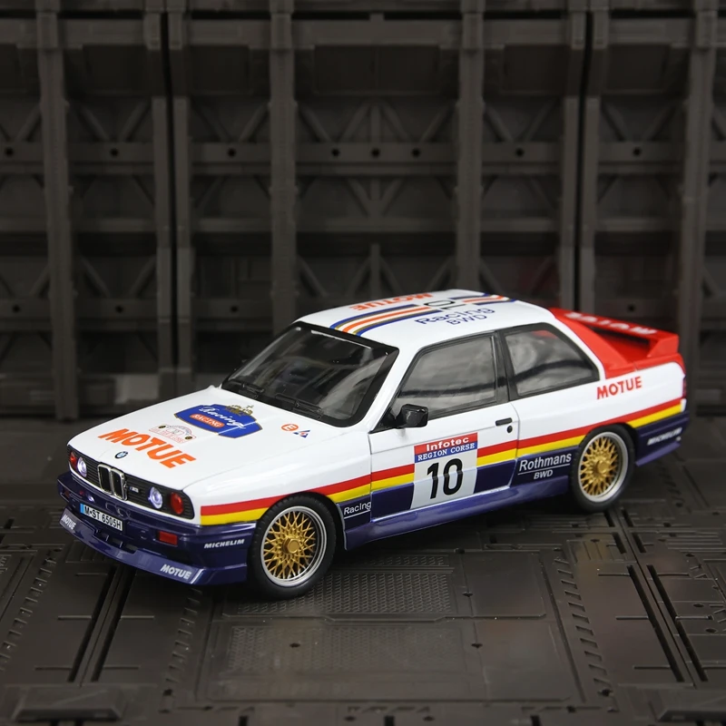 Simulação 1:24 BMW M3 versão pintada modelo de carro em liga metálica, portas e capô do motor, porta-malas pode ser aberta, decorações de som e luz
