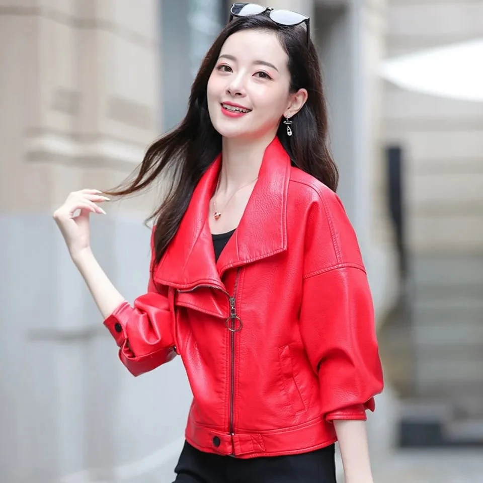 Czerwona kurtka ze skóry PU damska 2025 jesienno-zimowa nowa modna klapa luźne skórzane kurtki damskie krótkie kurtki motocyklowe Top